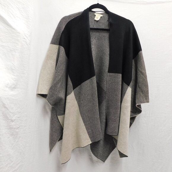 MYSTREE One Size Fits All B&W Color Block Sweater Cape NEW - Picture 1 of 3